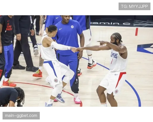 快船空间利用能力提升 加兰三分投射拉开防守为伦纳德创造单打